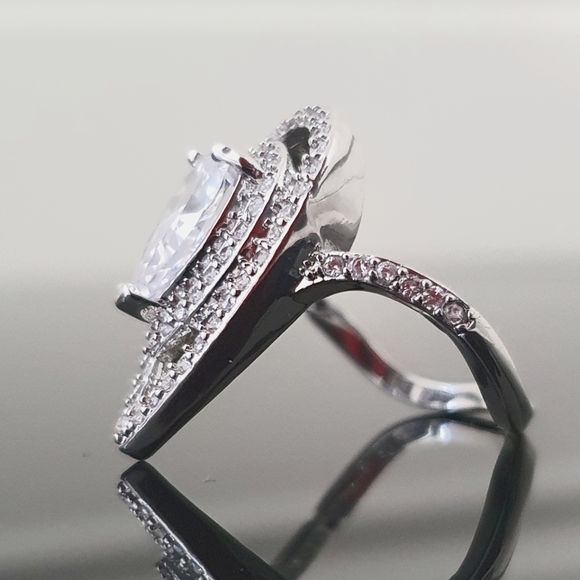 Exquisite Tear Drop Diamond Coctail Ring - Picture 4 of 4
